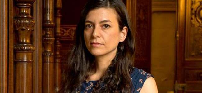 La escritora argentina Samanta Shcweblin publicó su primer libro de cuentos, "El núclo del disturbio", en 2002.