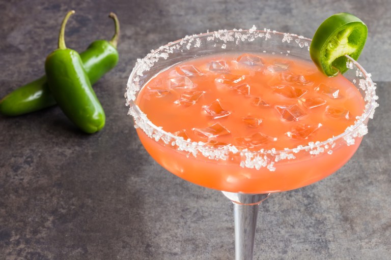 Paso a paso para preparar un coctel de gin de guayaba y durazno