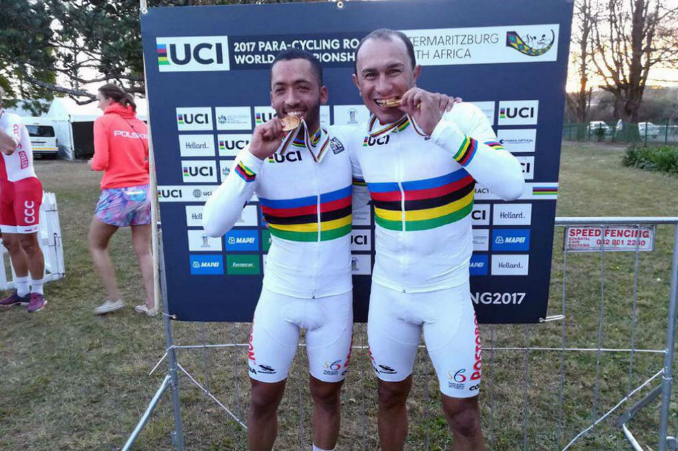Serna (izq.) y Pérez luego de obtener el oro en Sudáfrica, en 2017. / Fedeciclismo
