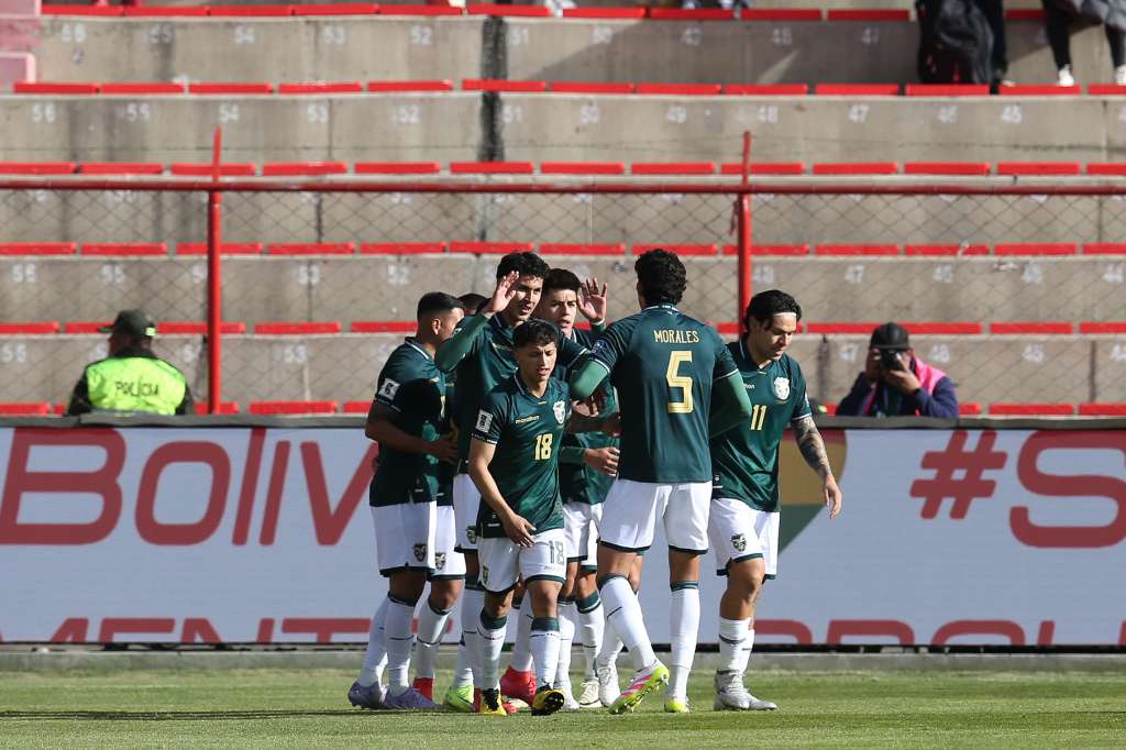 EVE6407. EL ALTO (BOLIVIA), 10/06/2025.- Jugadores de Bolivia celebran un gol ante Chile este martes, en un partido por las eliminatorias sudamericanas para el Mundial 2026 entre las selecciones de Bolivia y Chile en el estadio Municipal en El Alto (Bolivia). EFE/Esteban Biba