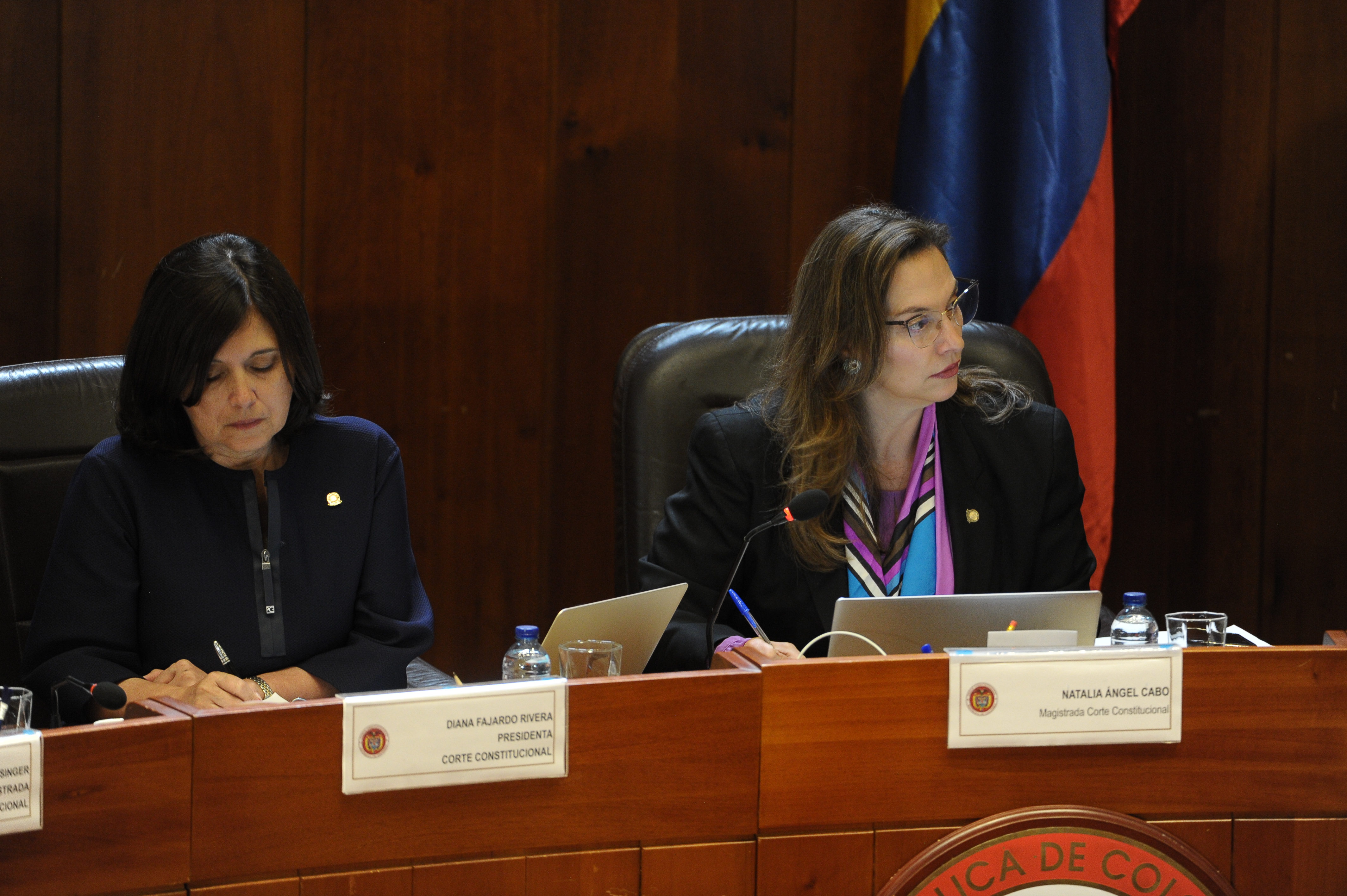 La magistrada Natalia Ángel, quien preside la audiencia pública, hace preguntas al presidente Gustavo Petro sobre el decreto de estado de emergencia que expidió para La Guajira.