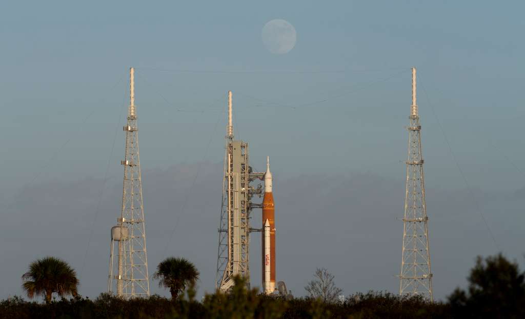 Cape Canaveral (United States), 06/11/2022.- A handout photo made available by NASA shows the Moon as it rises behind NASA'Äôs Space Launch System (SLS) rocket with the Orion spacecraft aboard atop the mobile launcher at Launch Pad 39B as preparations for launch continue at NASA'Äôs Kennedy Space Center in Florida, USA, 06 November 2022. NASA'Äôs Artemis I flight test is the first integrated test of the agency'Äôs deep space exploration systems: the Orion spacecraft, SLS rocket, and supporting ground systems. Launch of the uncrewed flight test is targeted for 14 November at 12:07 a.m. EST. (Estados Unidos) EFE/EPA/NASA/Joel Kowsky HANDOUT MANDATORY CREDIT: (NASA/Joel Kowsky)
AFS 8/101 - Permanent HANDOUT EDITORIAL USE ONLY/NO SALES