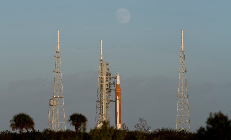 NASA vuelve a reprogramar lanzamiento de su cohete a la Luna