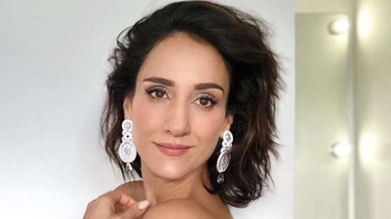 La actriz que interpretó al personaje de Mechas en Oki Doki también ha lucido su cabello oscuro y corto, look que la caracterizó durante sus primeros años de carrera artística.