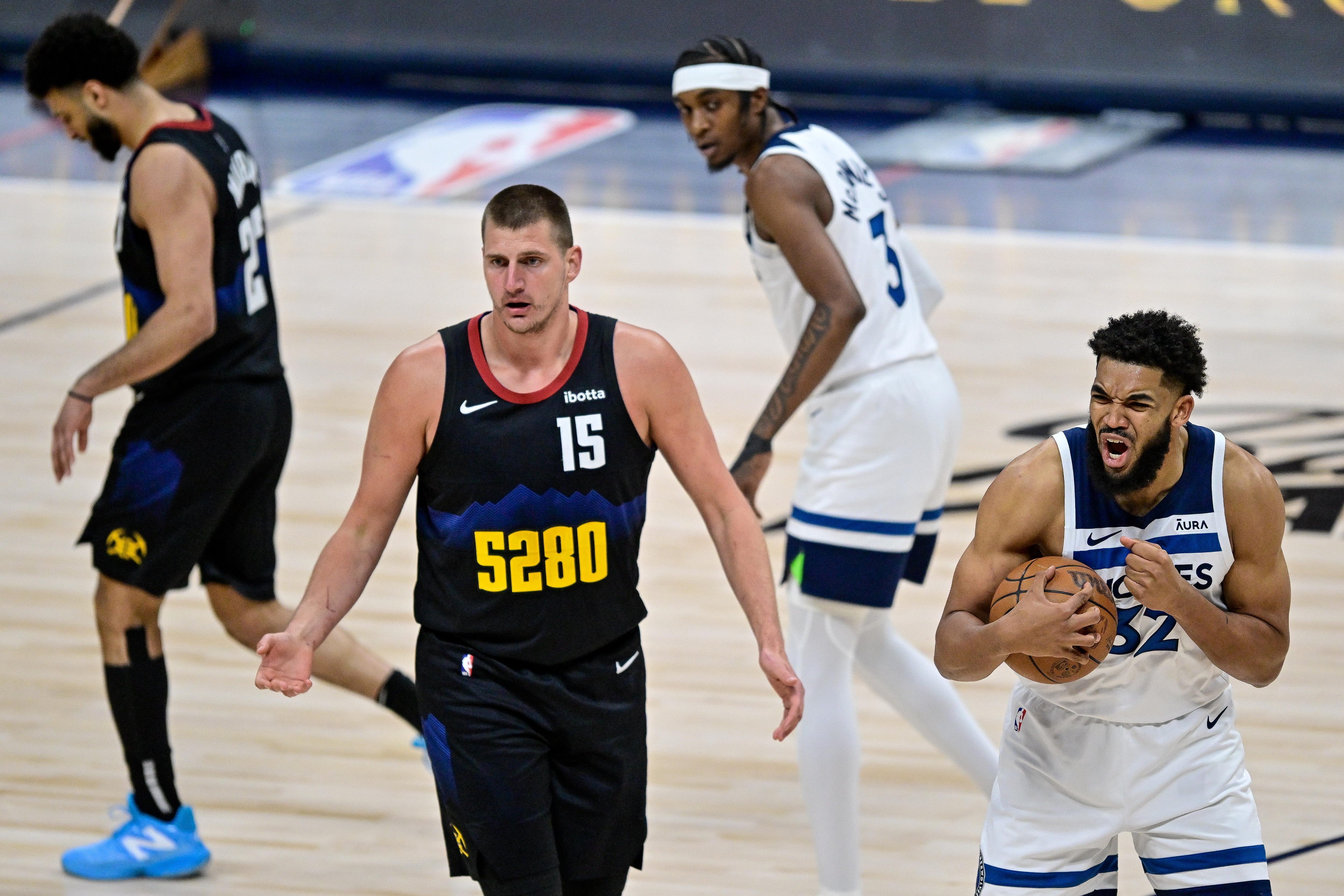 Denver (United States), 07/05/2024.- Minnesota Timberwolves center Karl-Anthony Towns (R) celebrates after scoring as Denver Nuggets center Nikola Jokic looks on in the first quarter of game two of the Western Conference semifinal series between the Minnesota Timberwolves and the Denver Nuggets at Ball Arena in Denver, Colorado, USA, 06 May 2024. (Baloncesto) EFE/EPA/DUSTIN BRADFORD SHUTTERSTOCK OUT