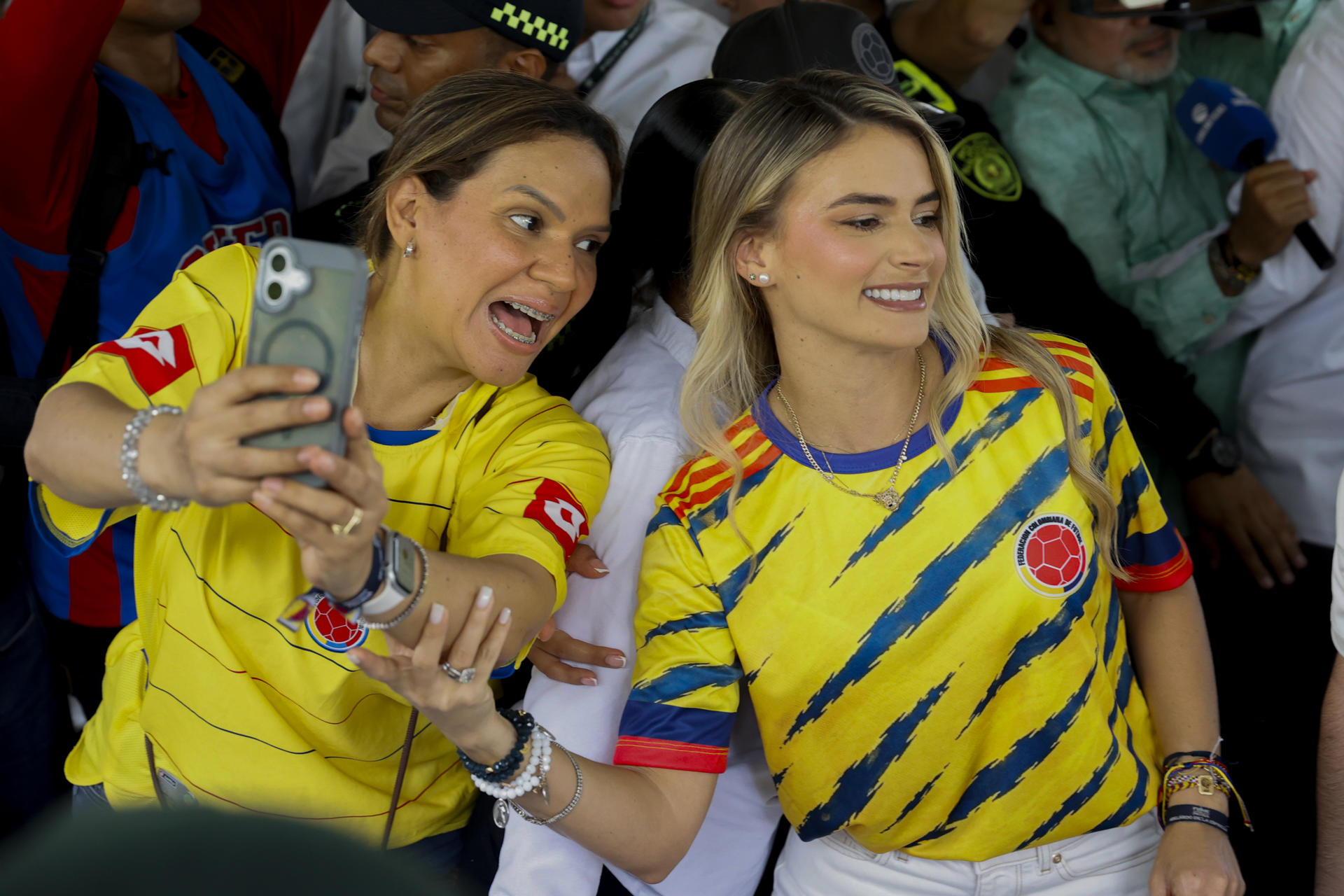 AME2788. BARRANQUILLA (COLOMBIA), 21/06/2026.- La esposa del candidato a la Presidencia de Colombia el ultraderechista Abelardo de la Espriella, Ana Lucía Pineda (d), posa con una seguidora antes de votar este domingo, en la segunda vuelta en Barranquilla (Colombia). EFE/ Mauricio Dueñas Castañeda