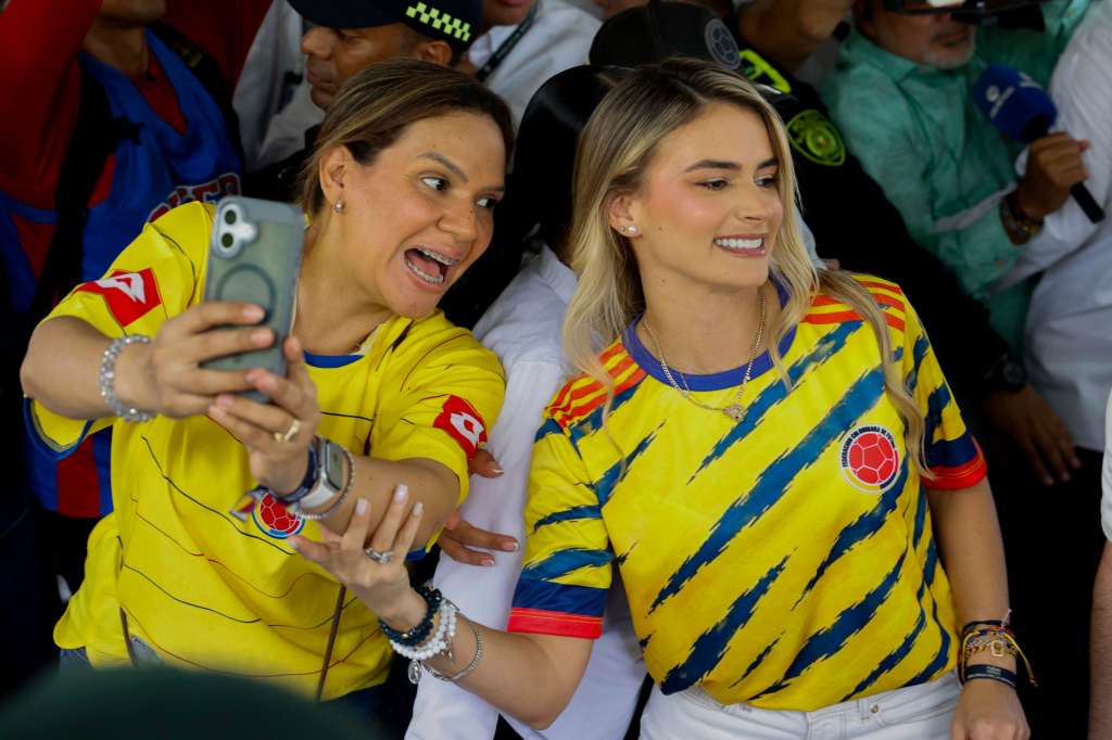 AME2788. BARRANQUILLA (COLOMBIA), 21/06/2026.- La esposa del candidato a la Presidencia de Colombia el ultraderechista Abelardo de la Espriella, Ana Lucía Pineda (d), posa con una seguidora antes de votar este domingo, en la segunda vuelta en Barranquilla (Colombia). EFE/ Mauricio Dueñas Castañeda