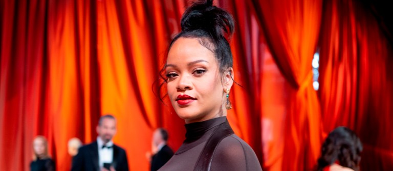 Rihanna presume su barriguita en un revelador atuendo en blanco total