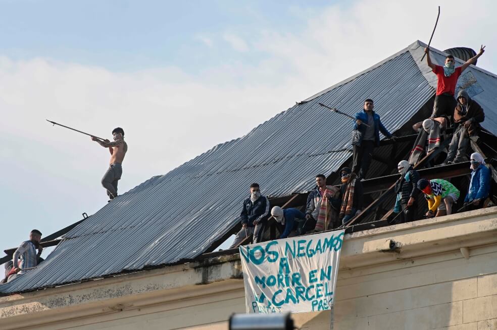 Los reclamos en los centros penitenciarios se endurecieron junto a la aparición del primer caso confirmado de COVID-19 en Argentina a principios de marzo. / AFP