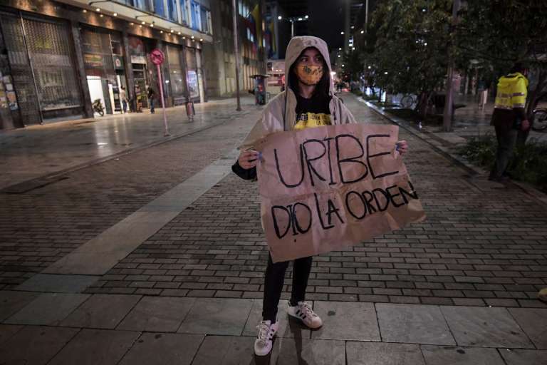La decisión se adoptó en una sala extraordinaria conformada por cinco de los seis magistrados de la Sala de Instrucción de la Corte Suprema de Justicia, pues la magistrada Cristina Lombana fue separada del caso.