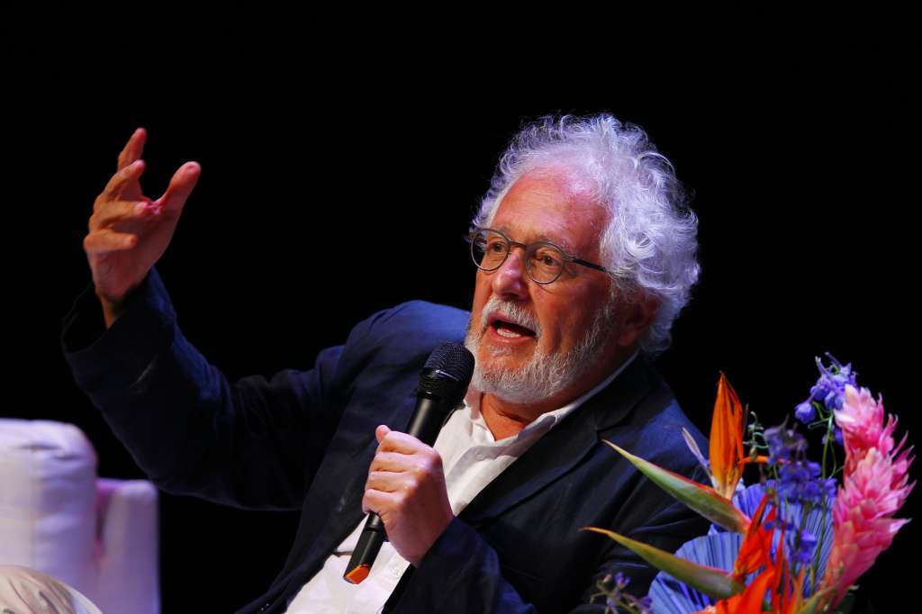 MEX6097. GUADALAJARA (MÉXICO), 25/05/2023.- El escritor colombiano Héctor Abad Faciolince habla hoy durante la inauguración de la V Bienal Mario Vargas Llosa, en la ciudad de Guadalajara, Jalisco (México). Vargas Llosa criticó este jueves en México la llamada “cultura de la cancelación” a la que describió como una especie de dictadura que amenaza la libertad e impide el libre intercambio de ideas. EFE/Francisco Guasco