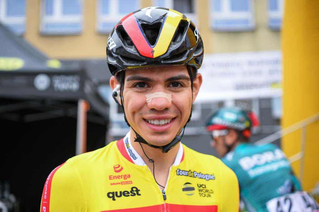 Lesko (Poland), 02/08/2022.- Colombian rider Sergio Higuita of the Bora-hansgrohe team wears the overall leader's yellow jersey prior to the 4th stage of the 79th Tour de Pologne cycling race over 179.4km from Lesko to Sanok, Poland, 02 August 2022. (Ciclismo, Polonia) EFE/EPA/Darek Delmanowicz POLAND OUT