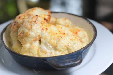 Pasos para preparar coliflor pochada con salsa de queso brie, azul y parmesano
