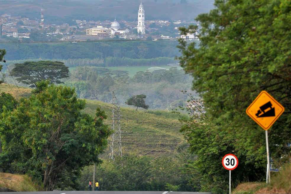 La ciudad de Cartago es la Puerta del Paisaje Cultural Cafetero, según la Unesco, pero también la puerta hacia una región marcada por la violencia. / Luis Ángel