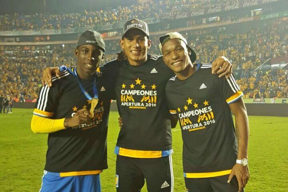 Julián Quiñones (izq.), Francisco Meza (centro) y Luis Quiñones (der.), con la camiseta de Tigres. / @pachom21