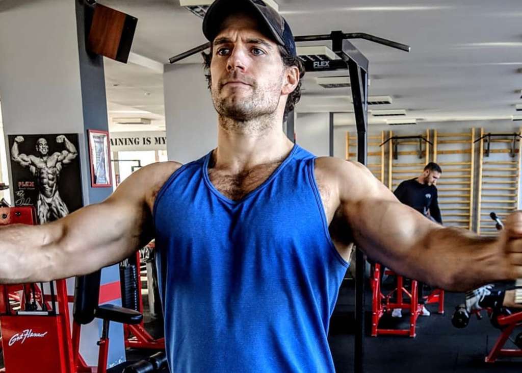 La práctica del deporte fue la solución al acoso que sufrió Henry Cavill en su etapa escolar. Ganó confianza, dejó de atender comentarios ofensivos y es uno de los actores más sexis del mundo.