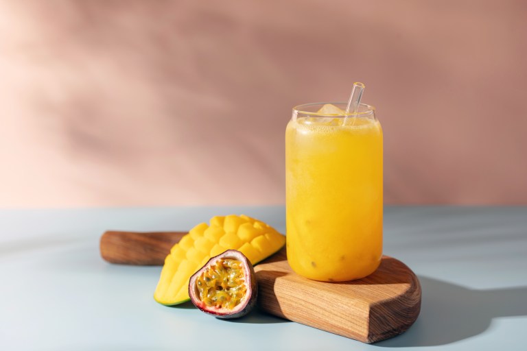 Cómo hacer agua de mango con maracuyá en pocos minutos