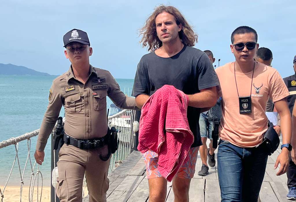 Koh Phangan (Thailand), 07/08/2023.- (FILE) - Spanish chef Daniel Sancho Bronchalo (C) is escorted by Thai police officers as they arrive at a port before going to the court in Koh Samui island, southern Thailand, 07 August 2023 (reissued 29 August 2024). A Thai court on 29 August 2024 sentenced Daniel Sancho Bronchalo, the son of Spanish actor Rodolfo Sancho, to life in prison for the premeditated murder of Colombian plastic surgeon Edwin Arrieta Arteaga on the tourist island of Koh Phangan. Sancho, a 30-year-old Spanish chef, was arrested by Thai police in August 2023 and was accused of killing Arrieta, dismembering his body, and disposing of the remains in a rubbish dump and the sea, according to a police statement. (España, Tailandia) EFE/EPA/SOMKEAT RUKSAMAN