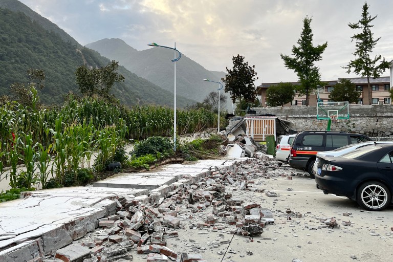 Temblor deja 21 personas muertas y múltiples daños materiales en China
