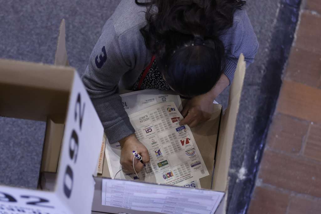 AME3187. BOGOTÁ (COLOMBIA), 13/03/2022.- Un grupo de ciudadanos ejercen su derecho al voto en Corferias, uno de los principales puestos de votación del país, hoy en Bogotá (Colombia). EFE/ Mauricio Dueñas Castañeda
