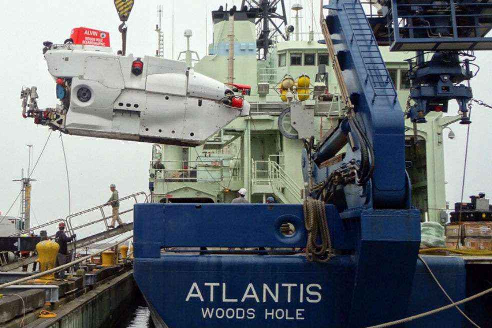 El buque Atlantis de la institución oceanográfica norteamericana Woods Hole y en su cubierta uno de los submarinos especializados en rastreo a grandes profundidades. Tecnología en la que se cifran las esperanzas de encontrar al ARA San Juan. / Cortesía Whoi