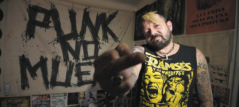Mauricio Arias también es integrante de la agrupación de punk rock Triple X.