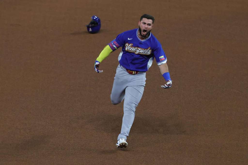 MIAMI (United States), 18/03/2026.- Venezuela's Wilyer Abreu reacts while rounding the bases after hitting a two run home run off United States pitcher Nolan McLean during the 2026 World Baseball Classic final between USA and Venezuela at LoanDepot Park baseball stadium in Miami, Florida, USA, 17 March 2026. (Estados Unidos) EFE/EPA/CRISTOBAL HERRERA-ULASHKEVICH