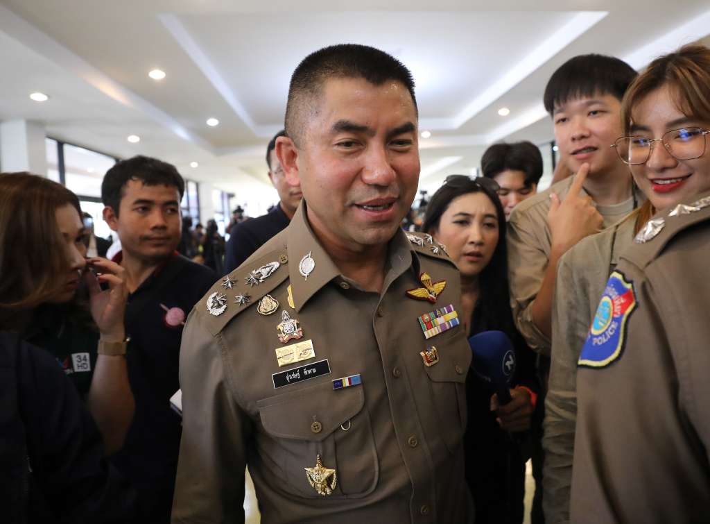 Bangkok (Thailand), 25/09/2023.- Thai Deputy National Police Chief Surachate Hakparn (C) arrives at Royal Thai Police Sports Club, in Bangkok, Thailand, 25 September 2023. Surachate is accused of being involved in an illegal online gambling case, after the cyber police with commando team officers raid many locations Including his safe house in Bangkok. At least 14 suspects were arrested including five police officers and nine civilians in connection with this online gambling and at least three high-ranking police officers were arrested too. (Tailandia) EFE/EPA/NARONG SANGNAK