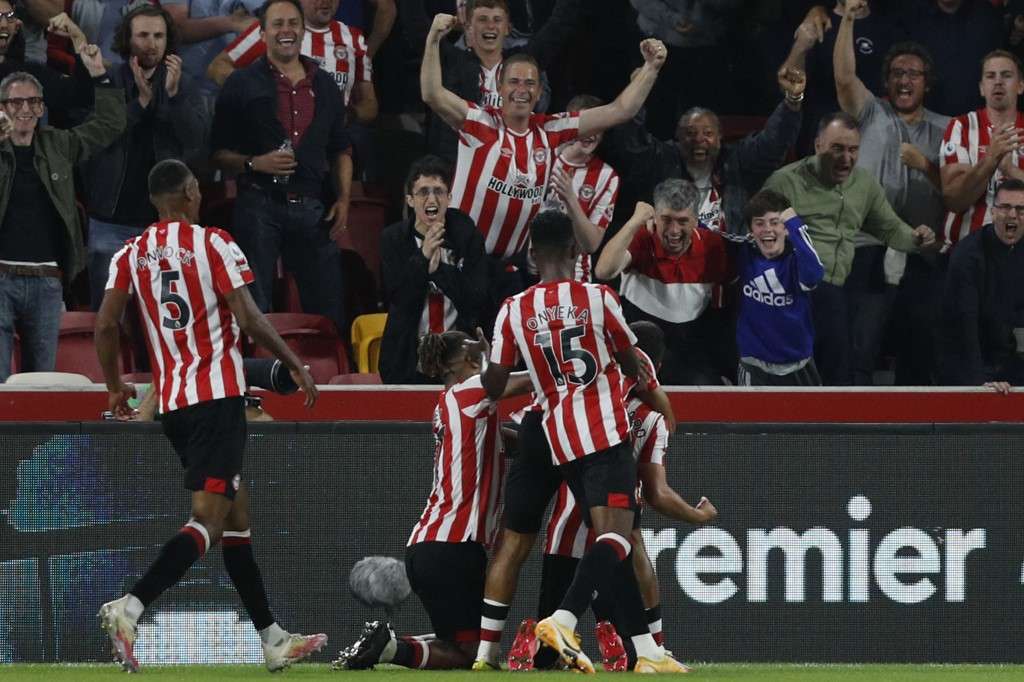Los jugadores del Brentford celebran uno de los goles con los que derrotaron al Arsenal.