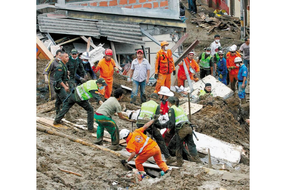 El rescate de víctimas fue difícil porque seguía lloviendo y los socorristas temían que hubiera nuevos deslizamientos. / Edisón Sánchez