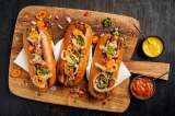 Mini perros calientes con cebolla caramelizada