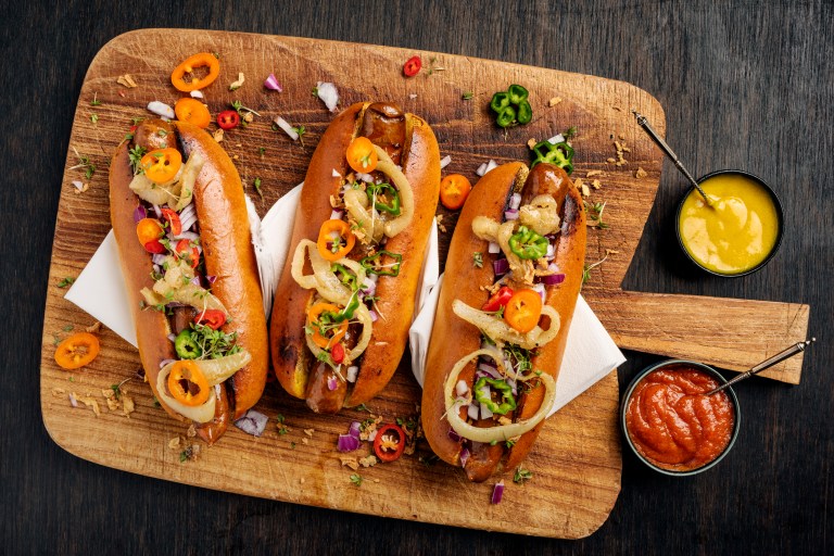 Mini perros calientes con cebolla caramelizada