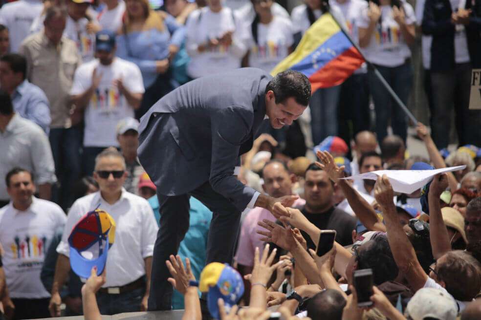 El presidente de la Asamblea Nacional de Venezuela, Juan Guaidó, convocó a sus seguidores para que salgan a marchar este miércoles 1° de mayo y a exigirle a Nicolás Maduro que deje el poder. / EFE