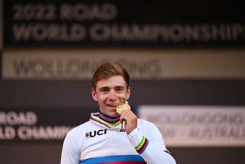 Remco Evenepoel se luce en Wollongong, es nuevo campeón mundial de ciclismo