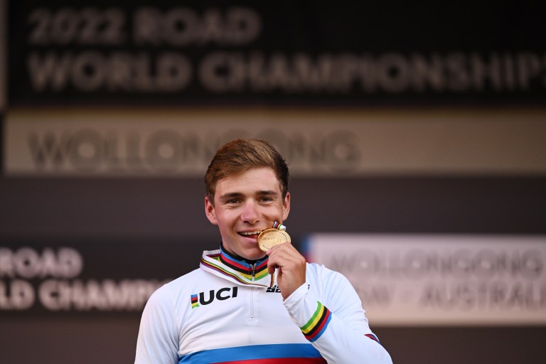 Remco Evenepoel se luce en Wollongong, es nuevo campeón mundial de ciclismo