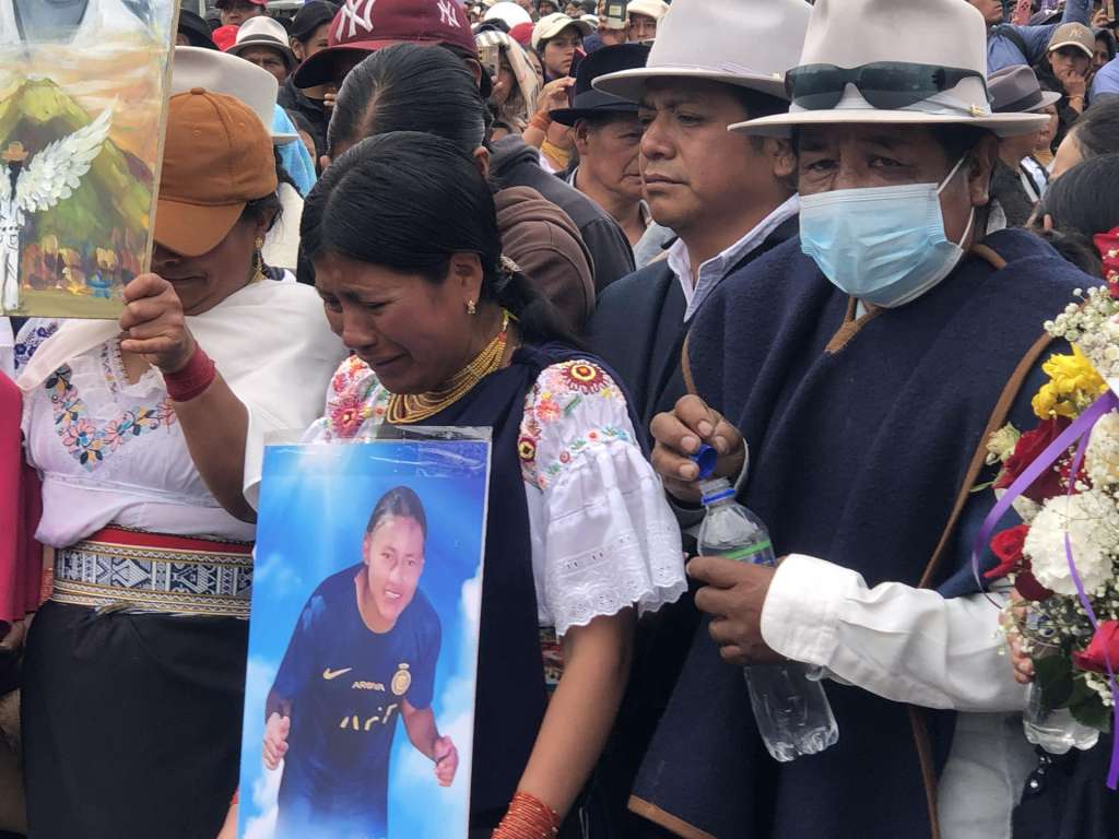 AME9167. OTAVALO (ECUADOR), 17/10/2025.- Personas participan en una movilización este viernes, en homenaje a José Guamán, quien falleció durante las manifestaciones contra el presidente de Ecuador, Daniel Noboa, en Otavalo (Ecuador). Centenares de indígenas participaron en una marcha pacífica para despedir entre llantos y música andina a José Guamán, el segundo manifestante muerto en las protestas contra Noboa por disparos presuntamente del Ejército. EFE/ Washington Benalcázar