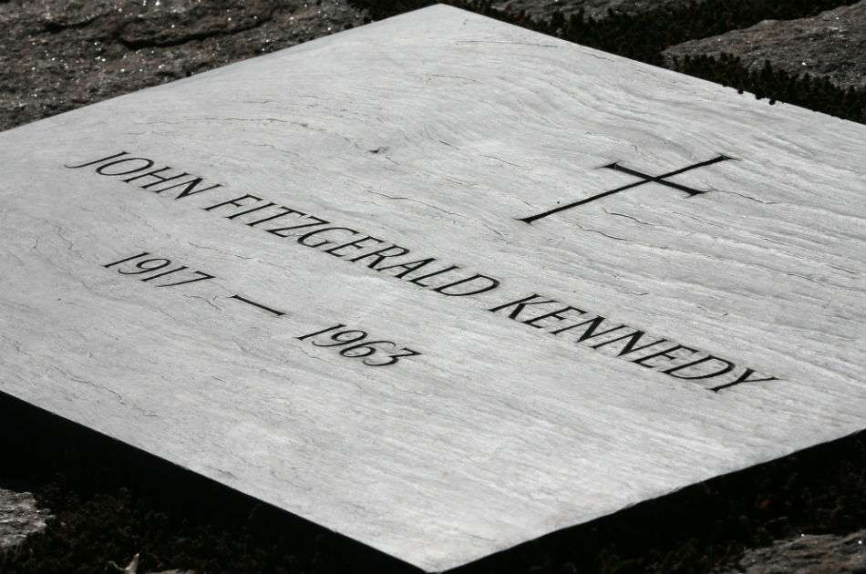 La tumba del espresidente de los Estados Unidos John F. Kennedy, en el cementerio de Arlington, Virginia