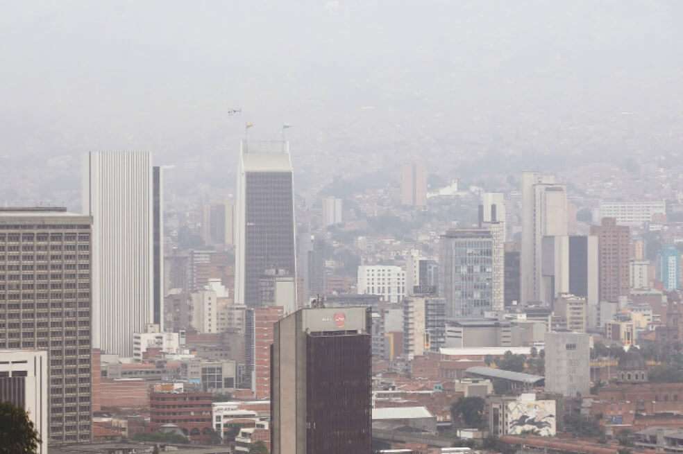 Siete de las 19 estaciones que miden la calidad del aire en Medellín están en rojo. / Luis Benavides