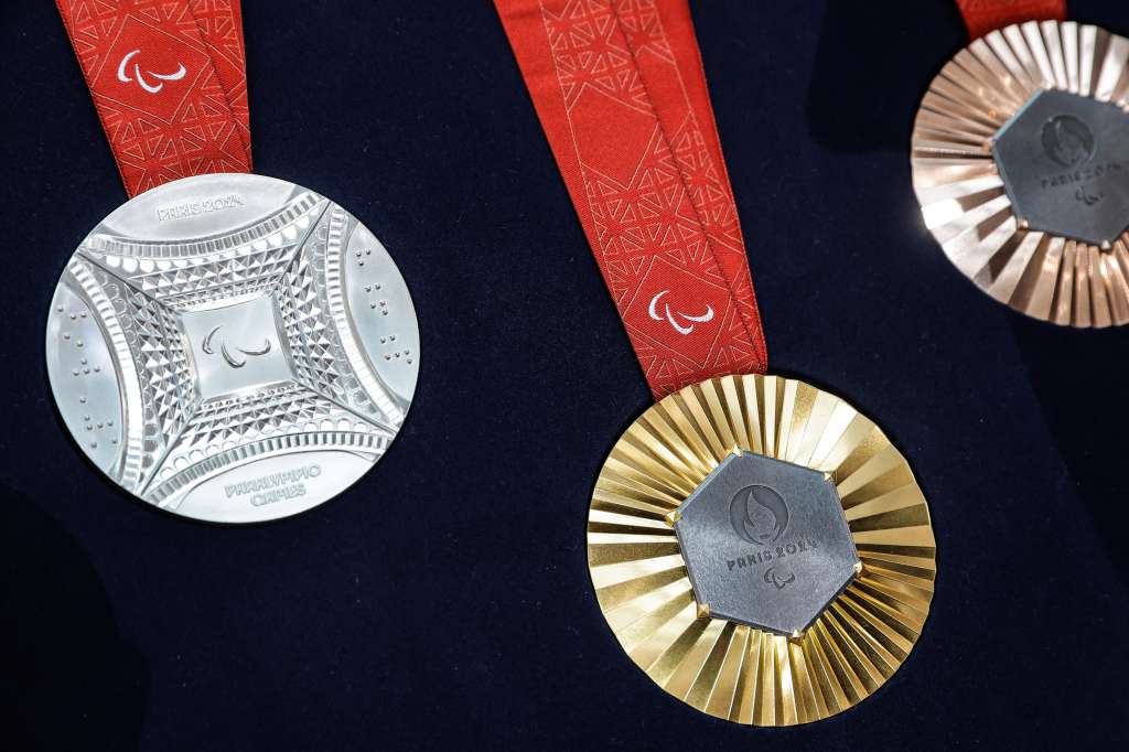 Saint Denis (France), 08/02/2024.- View of the Paris 2024 Paraolympic Medals at their he Presentation at the headquarters of the Olympic Committee in Saint Denis, France, 08 February 2024.The Olympic and Paralympic medals have been designed by French Jewelry House Chaumet and will be produced by Monnaie de Paris (Paris Mint). Each medal carries a piece of iron from the original structure of the Eiffel Tower The Paris 2024 Olympic and Paralympic Games will take place from 26 July to 11 August 2024. (Francia) EFE/EPA/TERESA SUAREZ