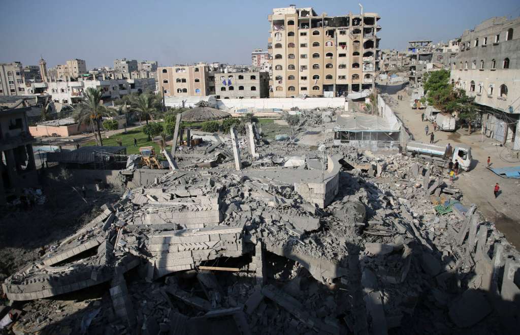 Gaza, 01/08/2026.- Israel bombardeó el viernes a medianoche una vivienda en el barrio de Al Saftawi, en la ciudad de Gaza, tras una alerta de evacuación. Varios palestinos resultaron heridos. EFE/