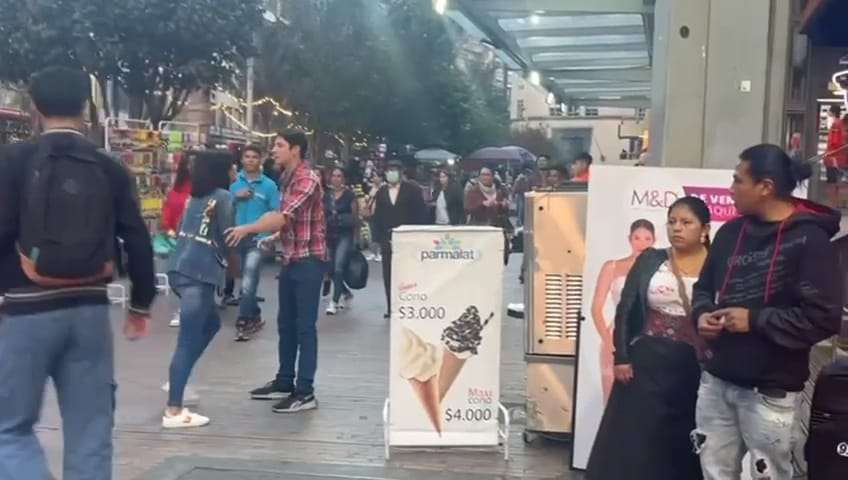 En experimento sobre maltrato a la mujer en plena vía pública, ninguna persona reaccionó al respecto.