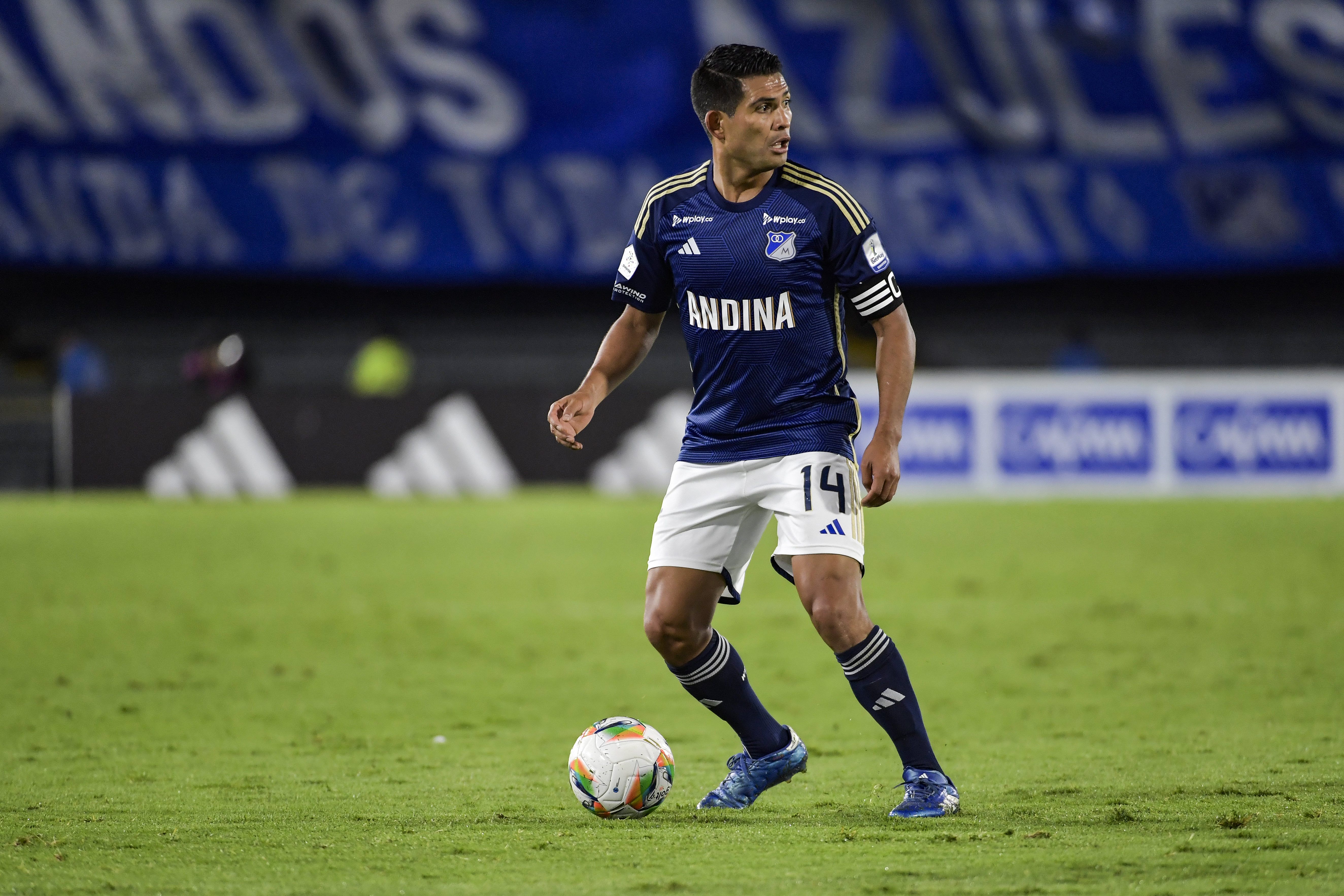 Jugador de Millonarios durante encuentro ante Atlético Bucaramanga por Copa Colombia en el Estadio El Campin de Bogotá