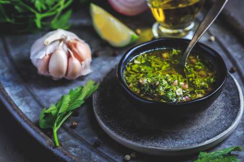 Chimichurri para el asado del 25 de diciembre: así se prepara esta receta
