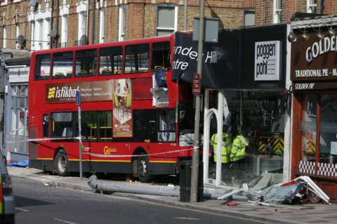 Diez heridos deja accidente de autobús urbano en Londres
