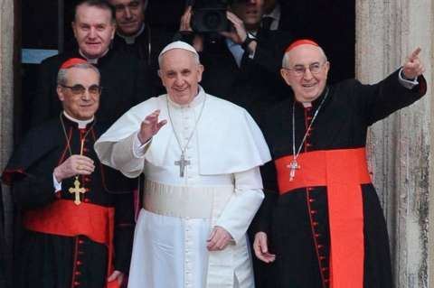 Con flores para la virgen, el papa Francisco inicia su primera salida romana
