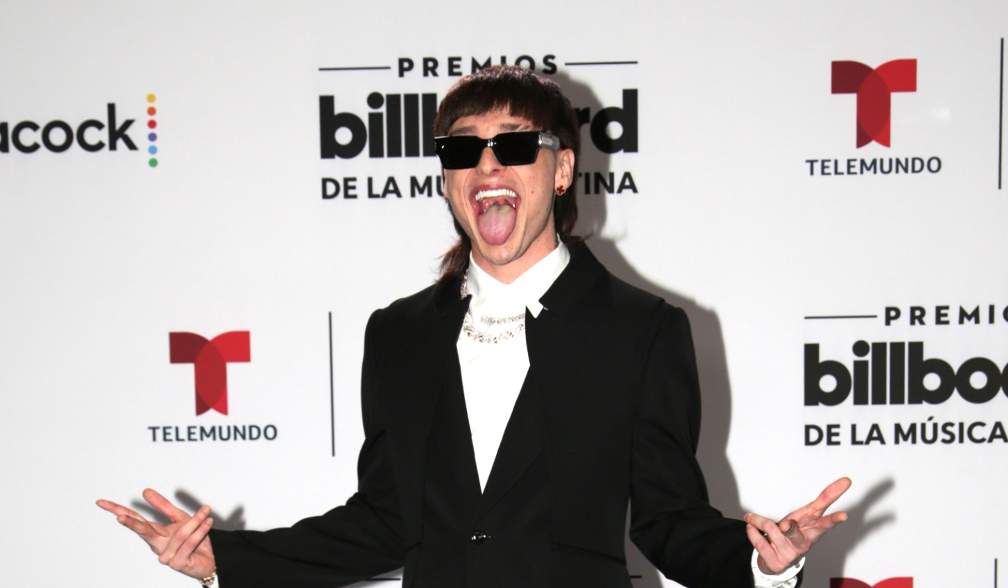 Critican a Peso Pluma por supuesta mala higiene bucal por el color de su lengua