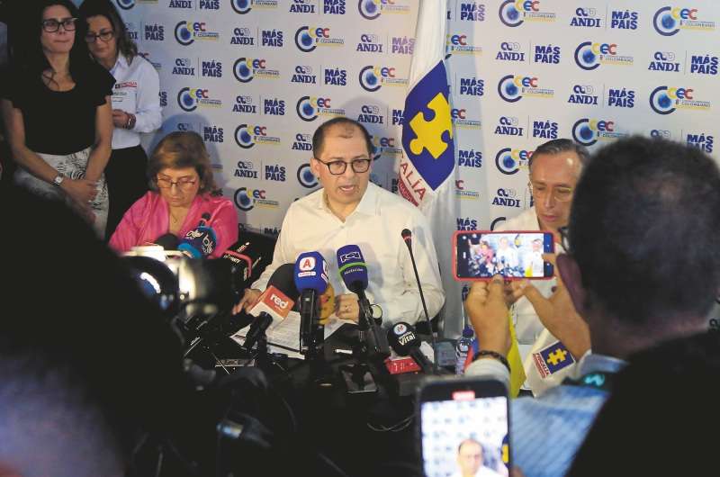 El fiscal general de Colombia, Francisco Barbosa, durante una rueda de prensa al terminar su intervención en el 8 Congreso Empresarial Colombiano en Cartagena de Indias (Colombia). La Fiscalía colombiana anunció que imputará cargos a decenas de personas, entre ellos 33 funcionarios y exfuncionarios de la Agencia Nacional de Infraestructura (ANI) y el magnate brasileño Marcelo Odebrecht, por presuntas irregularidades en un contrato con la empresa brasileña Odebrecht. EFE/Ricardo Maldonado Rozo