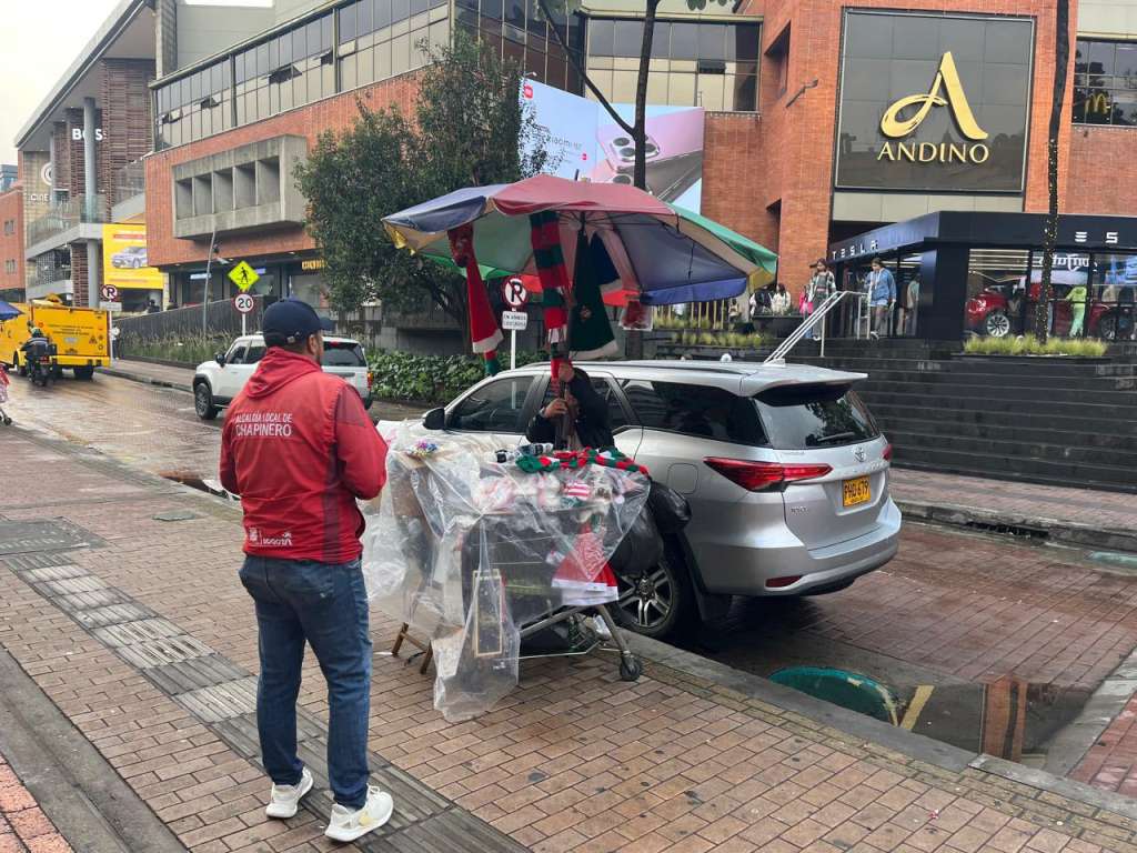 La mujer fue desalojada del lugar por funcionarios de la Alcaldía de Chapinero, en medio de un operativo de recuperación del espacio público.