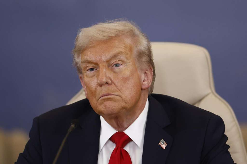 SHARM EL SHEIKH (Egypt), 13/10/2025.- US President Donald Trump looks on during the signature ceremony at the Gaza Peace Summit in Sharm El-Sheikh, Egypt, 13 October 2025. US President Donald Trump alongside Egypt's President Abdel Fattah al-Sisi with leaders from more than 20 countries attend the summit in Sharm El-Sheikh. The first phase of Gaza peace plan between Israel and Hamas involves the release of Israeli hostages and Palestinian prisoners, the partial withdrawal of Israeli forces, and the delivery of humanitarian aid to Gaza. (Egipto) EFE/EPA/YOAN VALAT / POOL