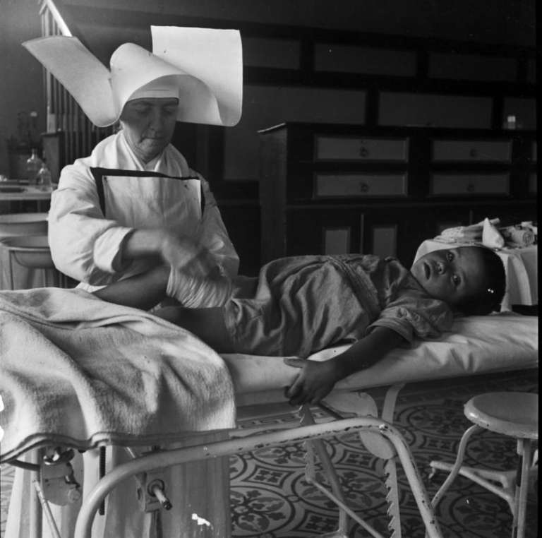 Religiosa atendiendo a niño en hospital. Rodríguez, Daniel (1914 - 2001). Archivo Suministrado por el Museo de Bogotá.